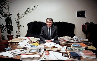 L'écrivain, journaliste et producteur de cinéma français Claude Lanzmann, dans son bureau à Paris, le 11 mai 1985. (Crédit : Derrick Ceyrac/AFP)