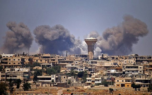 Des colonnes de fumée s'élèvent au-dessus des zones tenues par les rebelles de la ville de Daraa pendant les frappes aériennes signalées par les forces du régime syrien le 5 juillet 2018. (AFP/Mohamad Abazeed) Des colonnes de fumée s'élèvent au-dessus des zones tenues par les rebelles de la ville de Daraa pendant les frappes aériennes signalées par les forces du régime syrien le 5 juillet 2018. (AFP/Mohamad Abazeed)