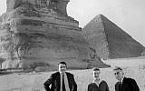 Jean-Paul Sartre, Simone de Beauvoir et Claude Lanzmann visitent les pyramides d'Egypte, en mars 1967. (Crédit : AFP)