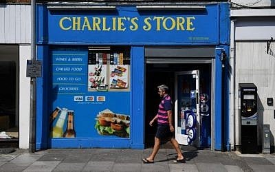 Un piéton passe devant un magasin de journaux, l'un des derniers endroits visités par Dawn Sturgess, âgée de 44 ans, avant de tomber malade le 30 juin à Salisbury, dans le sud de l'Angleterre, le 6 juillet 2018. (Crédit : AFP / Chris J Ratcliffe)