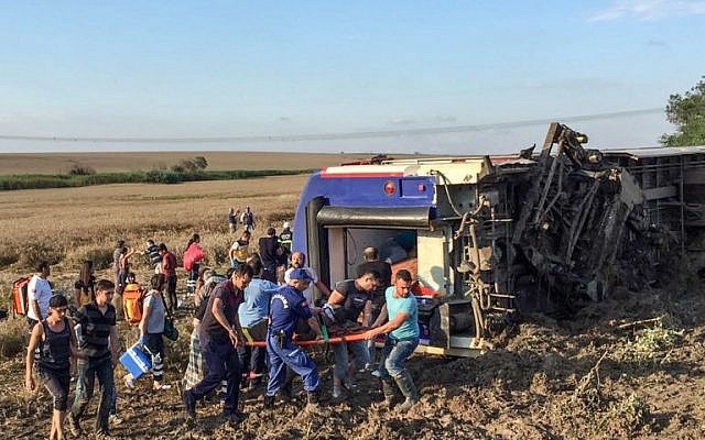 Les survivants d'un déraillement de train à Corlu, dans la province turque de Tekirdag, le 8 juillet 2018, ont fait au moins 10 morts et 73 blessés. (Crédit : AFP / DHA)

Un homme utilise un téléphone portable après un accident de train dans le district de Corlu à Tekirdag le 8 juillet 2018.
Dix personnes ont été tuées et 73 autres blessées le 8 juillet lorsqu'un train bondé de passagers a déraillé dans le nord-ouest de la Turquie, a rapporté la télévision publique TRT Haber, citant le ministère de la Santé. / AFP PHOTO / DHA / DHA / Turquie OUT