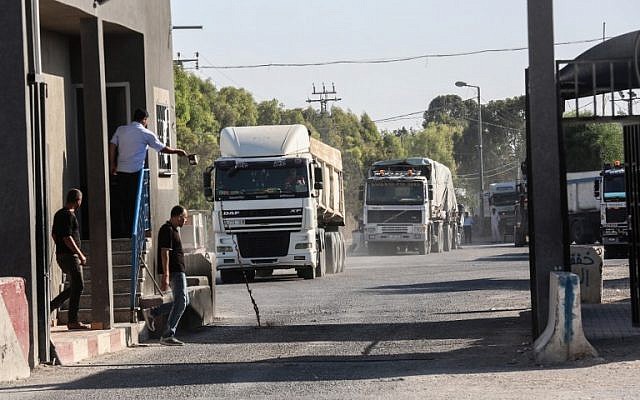 Des camions chargés pénètrent dans la bande de Gaza depuis Israël par le passage de Kerem Shalom, ans le sud de Gaza. le 9 jullet 2018 (Crédit : Abed Rahim Khatib / Flash90) Des camions chargés pénètrent dans la bande de Gaza depuis Israël par le passage de Kerem Shalom, ans le sud de Gaza. le 9 jullet 2018 (Crédit : Abed Rahim Khatib / Flash90)