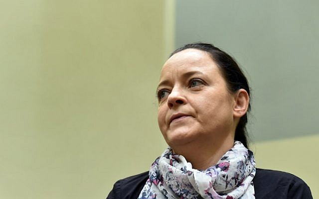 L'accusée Beate Zschaepe attend la suite de son procès dans une salle d'audience à Munich, dans le sud de l'Allemagne, le 3 juillet 2018. (Crédit : Christof STACHE / AFP)