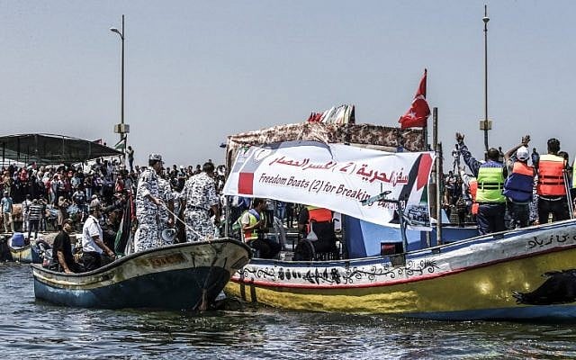 Des activistes escortent un bateau transportant des Palestiniens blessés lors d'affrontements le long de la barrière de sécurité de Gaza alors qu'il tente de franchir le blocus naval israélien du port de Gaza le 10 juillet 2018. (Crédit : Mahmud Hams / AFP) Des activistes escortent un bateau transportant des Palestiniens blessés lors d'affrontements le long de la barrière de sécurité de Gaza alors qu'il tente de franchir le blocus naval israélien du port de Gaza le 10 juillet 2018. (Crédit : Mahmud Hams / AFP)