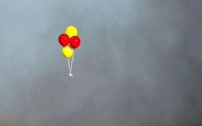 Des ballons incendiaires lancés depuis la bande de Gaza vers le territoire israélien, le13 juillet 2018. (Crédit : AFP /Mahmud Hams)