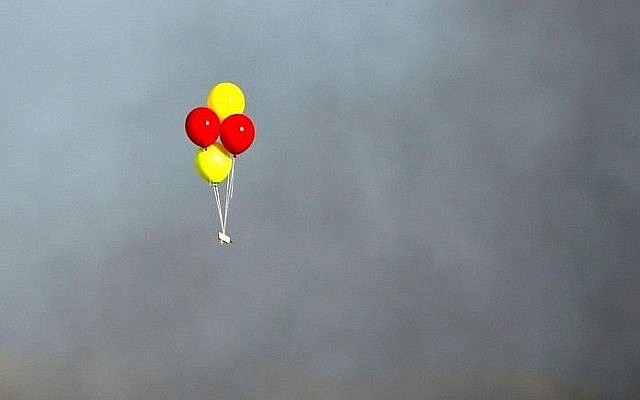 Des ballons incendiaires lancés depuis la bande de Gaza vers le territoire israélien, le13 juillet 2018. (Crédit : AFP /Mahmud Hams)
