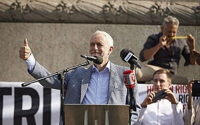 Le chef du parti du Labour d'opposition britannique Jeremy Corbyn à Trafalgar Square durant une manifestation contre la visite du président américain Donald Trump au Royaume-Uni, le 13 juillet 2018 (Crédit : Niklas HALLEN/AFP)