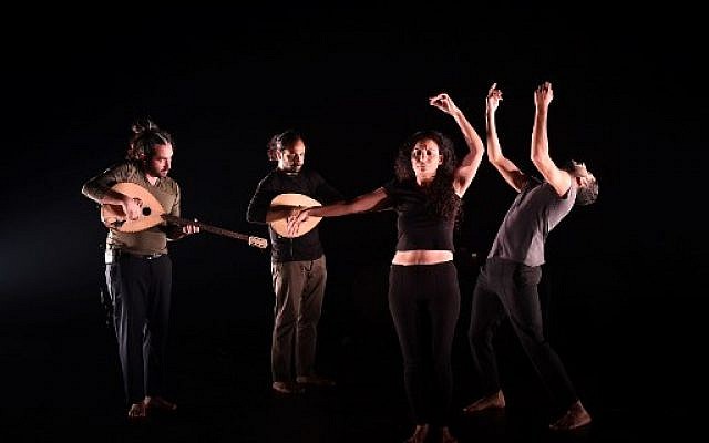 Le chorégraphe libanais Ali Chahrour (g)  dans " May he Rise and smell the flagrance'' avec Ali Hout et Abed Kobeissy et Hala Omran, le 13 juillet 2018 au festival d'Avignon.  (Crédit : AFP / Boris HORVAT)