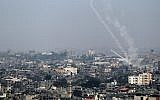 Des roquettes palestiniennes tirées de la ville de Gaza vers Israël, le 14 juillet 2018. (Crédit : AFP / BASHAR TALEB)