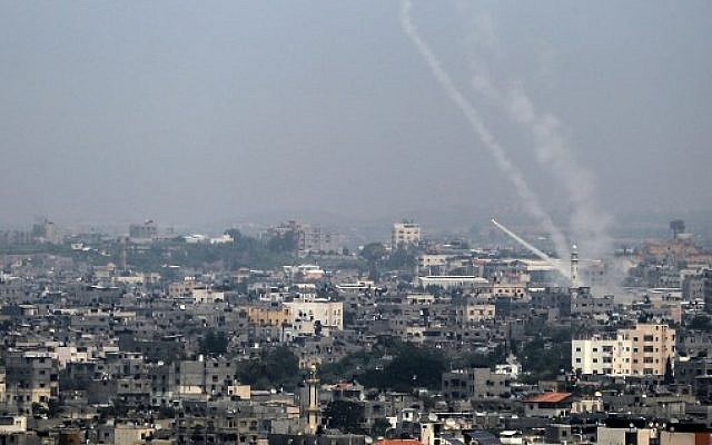 Des roquettes palestiniennes tirées de la ville de Gaza vers Israël, le 14 juillet 2018. (Crédit : AFP / BASHAR TALEB) Des roquettes palestiniennes tirées de la ville de Gaza vers Israël, le 14 juillet 2018. (Crédit : AFP / BASHAR TALEB)