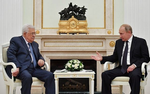 Le président de l'Autorité palestinienne Mahmoud Abbas avec le président russe Vladimir Poutine durant leur réunion au Kremlin, à Moscou, le 14 juillet 2018 (Crédit : AFP PHOTO / Yuri KADOBNOV) Le président de l'Autorité palestinienne Mahmoud Abbas avec le président russe Vladimir Poutine durant leur réunion au Kremlin, à Moscou, le 14 juillet 2018 (Crédit : AFP PHOTO / Yuri KADOBNOV)