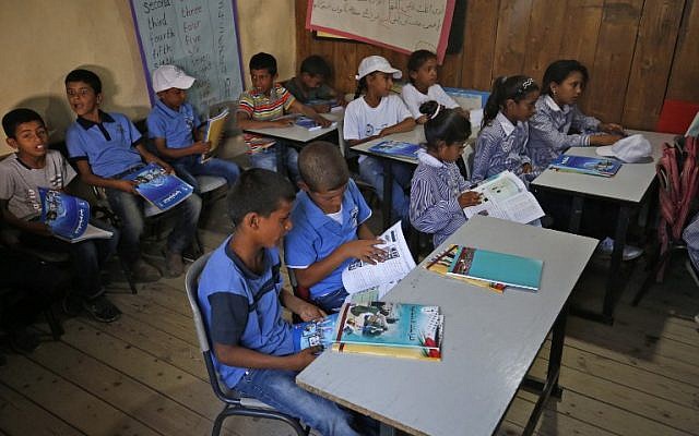 Des enfants palestiniens rassemblés dans une école avant la rentrée scolaire, dans le village de Khan al-Ahmar, en Cisjordanie, le 16 juillet 2018. (Crédit : ABBAS MOMANI/AFP)