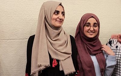 Ebru Ozkan (gauche) à son arrivée à Istanbul après sa libération d'une prison israélienne, le 16 juillet 2016. (Crédit : AFP / DHA)