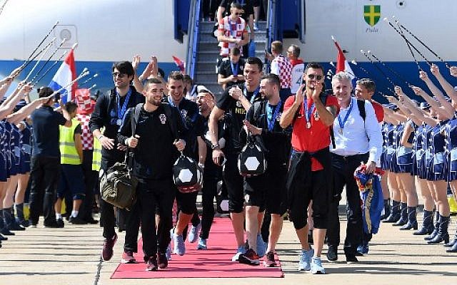 L'équipe de football croate à son arrivées à Zagreb, après la finale du Mondial 2018, le 16 juillet 2018. (Crédit : AFP/ATTILA KISBENEDEK) L'équipe de football croate à son arrivées à Zagreb, après la finale du Mondial 2018, le 16 juillet 2018. (Crédit : AFP/ATTILA KISBENEDEK)
