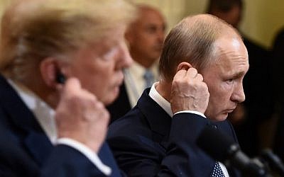 Vladimir Poutine et Donald Trump durant une conférence de presse à Helsinki, le 16 juillet 2018. (Crédit : AFP /Brendan SMIALOWSKI)