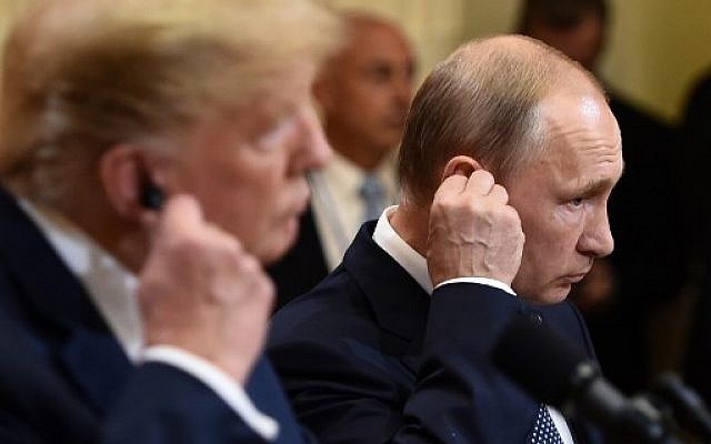 Vladimir Poutine et Donald Trump durant une conférence de presse à Helsinki, le 16 juillet 2018. (Crédit : AFP /Brendan SMIALOWSKI)