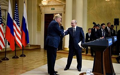 Le président américain Donald Trump, à gauche, et le président russe Vladimir Poutine échangent une poignée de main après une conférence de presse au palais présidentiel finlandais à Helsinki, le 16 juillet 2018 (Crédit : AFP PHOTO / Brendan Smialowski