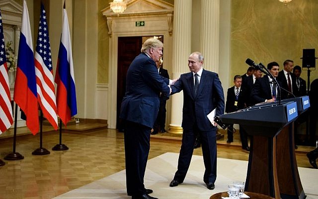 Le président américain Donald Trump, à gauche, et le président russe Vladimir Poutine échangent une poignée de main après une conférence de presse au palais présidentiel finlandais à Helsinki, le 16 juillet 2018 (Crédit : AFP PHOTO / Brendan Smialowski Le président américain Donald Trump, à gauche, et le président russe Vladimir Poutine échangent une poignée de main après une conférence de presse au palais présidentiel finlandais à Helsinki, le 16 juillet 2018 (Crédit : AFP PHOTO / Brendan Smialowski