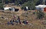 Une photo prise depuis le plateau du Golan montre les réfugiés venant à la frontière entre la Syrie et Israël depuis un camp de personnes déplacées situé  à proximité du village syrien de Burayqah, dans le sud de la province de Quneitra, le 17 juillet 2018. (Crédit : AFP /JALAA MAREY)Y
