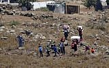 Des civils syriens, déplacés en raison des combats dans le sud-ouest du pays, s'approchent de la barrière frontalière entre la Syrie et Israël, dans le village syrien de Bariqu dans la province de Quneitra, le 17 juillet 2018 (AFP /JALAA MAREY).