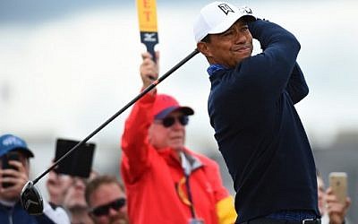Le golfeur américain Tiger Woods regarde son drive depuis le 2e départ lors de l'entraînement du 147e Open de golf à Carnoustie, en Écosse, le 17 juillet 2018. (ANDY BUCHANANAN / AFP)