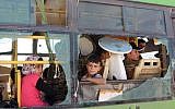 Illustration : des Syriens évacués en bus des régions de Fuaa et Kafraya, dans la province d'Idlib, au nord de la Syrie, le 19 juillet 2018. (Crédit :AFP/STR)