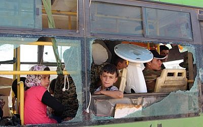 Illustration : des Syriens évacués en bus des régions de Fuaa et Kafraya, dans la province d'Idlib, au nord de la Syrie, le 19 juillet 2018. (Crédit :AFP/STR)