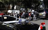 Des manifestants israéliens brandissent des panneaux de l'organisation Amnesty international disant en bloquant la route du convoi transportant le Premier ministre hongrois Viktor Orban au mémorial de la Shoah de Yad Vashem de Jérusalem, le 19 juillet 2018 (Crédit : AFP PHOTO / GALI TIBBON)