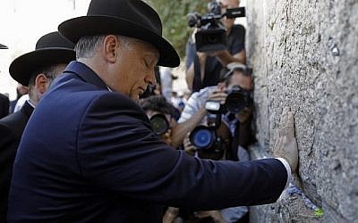Le Premier ministre hongrois Viktor Orban à Jérusalem, au mur Occidental, le 20 juillet 2018. (Crédit : AFP/ MENAHEM KAHANA)