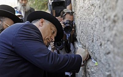 Le Premier ministre hongrois Viktor Orban à Jérusalem, au mur Occidental, le 20 juillet 2018. (Crédit : AFP/ MENAHEM KAHANA)