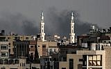 Des panaches de fumée s'élèvent dans le ciel après une attaque israélienne dans la ville de Gaza. (AFP/Mahmud Hams)