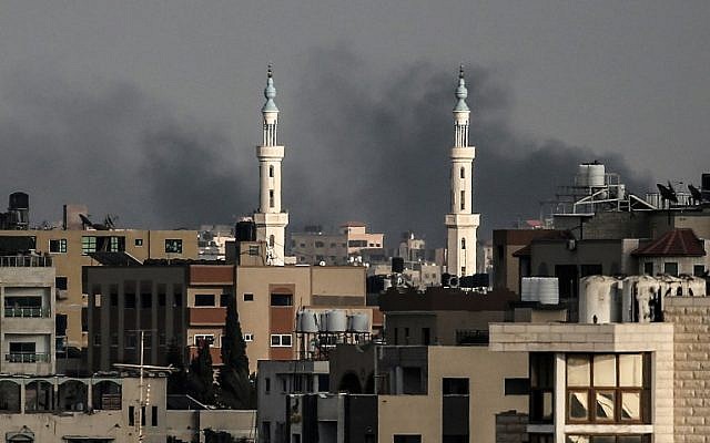 Des panaches de fumée s'élèvent dans le ciel après une attaque israélienne dans la ville de Gaza. (AFP/Mahmud Hams)