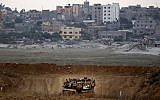 Un tank de combat israélien Merkava patrouille le long de la frontière avec la bande de Gaza à proximité du kibboutz Nahal Oz dans le sud d'Israël. (Crédit :  AFP Photo/Jack Guez)