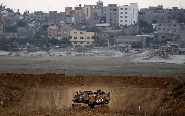 Un tank de combat israélien Merkava patrouille le long de la frontière avec la bande de Gaza à proximité du kibboutz Nahal Oz dans le sud d'Israël. (Crédit : AFP Photo/Jack Guez) Un tank de combat israélien Merkava patrouille le long de la frontière avec la bande de Gaza à proximité du kibboutz Nahal Oz dans le sud d'Israël. (Crédit : AFP Photo/Jack Guez)