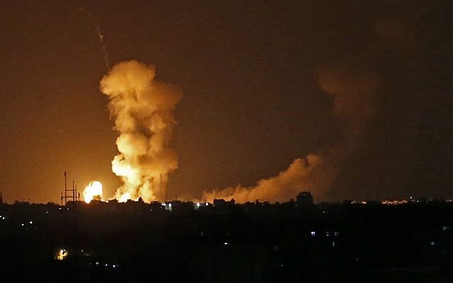 Une photo prise le 20 juillet 2018 montre des explosions suite à des bombardements israéliens à Khan Yunis dans le sud de la bande de Gaza suite à des tirs de roquettes. (Crédit : Afp / DIT KHATIB) Une photo prise le 20 juillet 2018 montre des explosions suite à des bombardements israéliens à Khan Yunis dans le sud de la bande de Gaza suite à des tirs de roquettes. (Crédit : Afp / DIT KHATIB)