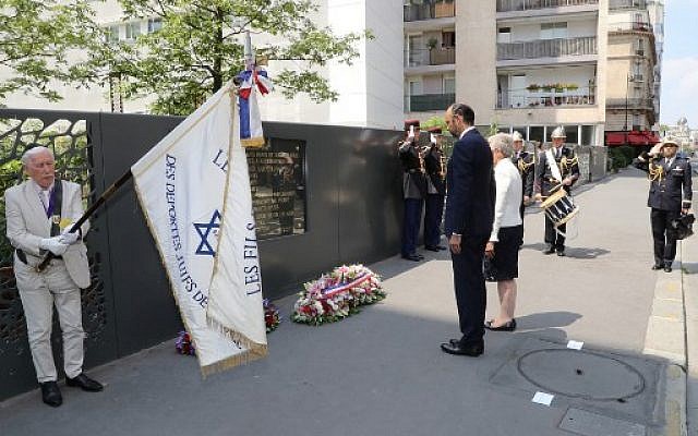 Le Premier ministre français Edouard Philippe (C-g) et Genevieve Darrieussecq (C-d), à la 76e commémoration de la rafle du Vel d'Hiv, le 22 juillet 2018. (Crédit : AFP / JACQUES DEMARTHON) Le Premier ministre français Edouard Philippe (C-g) et Genevieve Darrieussecq (C-d), à la 76e commémoration de la rafle du Vel d'Hiv, le 22 juillet 2018. (Crédit : AFP / JACQUES DEMARTHON)