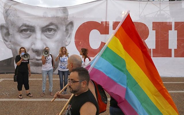 Des participants à une manifestation à Tel Aviv le 22 juillet 2018 pour protester contre une nouvelle loi sur les mères porteuses qui n'inclut pas les couples homosexuels. (Crédit : AFP / JACK GUEZ)