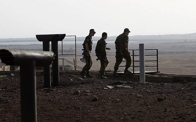 Des soldats israéliens sur la colline Tel Saki, sur le plateau du Golan annexé par Israël, de l'autre côté de la frontière de la province de Deraa en Syrie, le 24 juillet 2018 (Crédit : / AFP PHOTO / JALAA MAREY) Des soldats israéliens sur la colline Tel Saki, sur le plateau du Golan annexé par Israël, de l'autre côté de la frontière de la province de Deraa en Syrie, le 24 juillet 2018 (Crédit : / AFP PHOTO / JALAA MAREY)