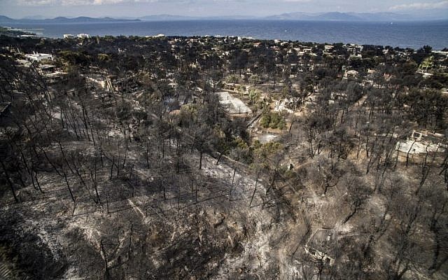 Une photo aérienne montre les dégâts causés par un incendie à proximité du village de Mati, près d'Athènes, le 24 juillet 2018 (Crédit : AFP PHOTO / Savas KARMANIOLAS) Une photo aérienne montre les dégâts causés par un incendie à proximité du village de Mati, près d'Athènes, le 24 juillet 2018 (Crédit : AFP PHOTO / Savas KARMANIOLAS)