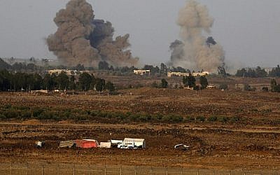 Une photo prise le 24 juillet 2018 depuis la colline Tal Saki sur le plateau du Golan montre de la fumée s'élevant au-dessus des bâtiments de l'autre côté de la frontière syrienne lors de frappes aériennes soutenant une offensive menée par le gouvernement syrien dans la province de Daraa, dans le sud-ouest de la province de Daraa. (AFP/JALAA MAREY)