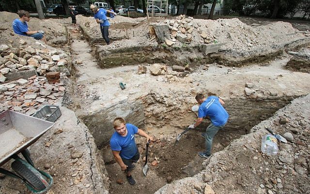 Des membres d'une équipe internationale d'archéologues travaillent à dégager des parties de la Grande Synagogue de Vilnius le 25 juillet 2018. (Crédit : AFP/Petras Malukas) Des membres d'une équipe internationale d'archéologues travaillent à dégager des parties de la Grande Synagogue de Vilnius le 25 juillet 2018. (Crédit : AFP/Petras Malukas)