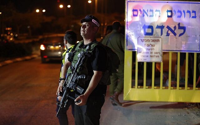 Les forces de sécurité israéliennes au sein de l'implantation d'Adam en Cisjordanie où a eu lieu une attaque au couteau (Crédit :  AFP PHOTO / Ahmad GHARABLI)