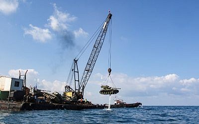 Des militants mettent un vieux char de bataille de l'armée libanaise dans la mer méditerranée, à environ trois kilomètres de la ville portuaire de Sidon, pour créer un nouvel habitant de ville marine, le 28 juillet 2018 (Crédit : / AFP PHOTO / Mahmoud ZAYYAT)