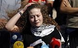 Ahed Tamimi lors d'une conférence de presse organisée aux abords du village de Nabi Saledh en Cisjordanie à sa sortie de prison, le 29 juillet 2018 (Crédit : AFP PHOTO / ABBAS MOMANI)