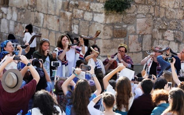 Des membres des Femmes du Mur sonnent du shofar lors d'un office religieux marquant le premier jour du mois juif d'Elul, le 23 août 2017, au mur Occidental dans la Vieille Ville de Jérusalem. (AFP Photo/Menahem Kahana) Des membres des Femmes du Mur sonnent du shofar lors d'un office religieux marquant le premier jour du mois juif d'Elul, le 23 août 2017, au mur Occidental dans la Vieille Ville de Jérusalem. (AFP Photo/Menahem Kahana)