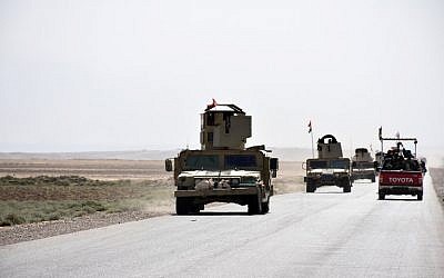 Illustration: des renforts de l'armée irakienne traversent une route reliant Hawija à Kirkuk, près du village de Khabbaz, le 7 octobre 2017. (Crédit : AFP/ Marwan IBRAHIM)