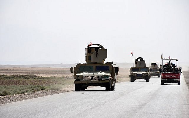 Illustration: des renforts de l'armée irakienne traversent une route reliant Hawija à Kirkuk, près du village de Khabbaz, le 7 octobre 2017. (Crédit : AFP/ Marwan IBRAHIM) Illustration: des renforts de l'armée irakienne traversent une route reliant Hawija à Kirkuk, près du village de Khabbaz, le 7 octobre 2017. (Crédit : AFP/ Marwan IBRAHIM)