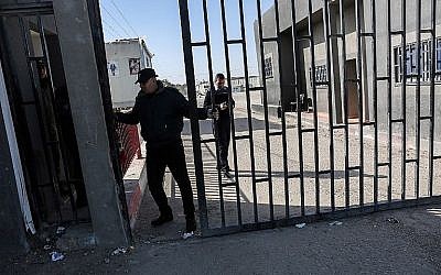 Un Palestinien ferme la porte du passage de Kerem Shalom, principal point de passage des marchandises entrant dans Gaza, après la fermeture des tunnels de contrebande sous le passage, dans la ville de Rafah, au sud de la bande de Gaza, le 14 janvier. 2018. (AFP PHOTO / SAID KHATIB)