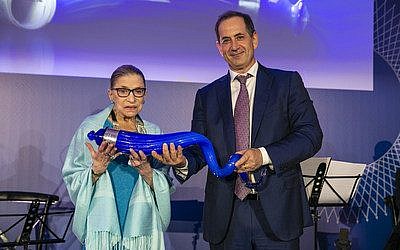 La juge Ruth Bader Ginsburg avec le cofondateur du Prix Genesis Stan Polovets, Jérusalem, le 10 juillet 2018. (Crédit : PRNewsfoto/The Genesis Prize Foundation)