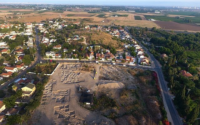 Les fouilles entreprises à Gedera, juillet 2018 (Crédit : Yoli Schwartz, Autorité des antiquités israéliennes) Les fouilles entreprises à Gedera, juillet 2018 (Crédit : Yoli Schwartz, Autorité des antiquités israéliennes)